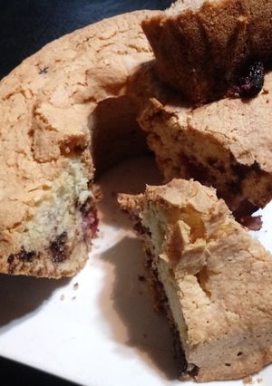 Una foto de Budín fácil con chocolate y frutillas ❤😋