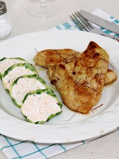 Fűszeres csirkemell túrós cukkini roláddal recept fotója
