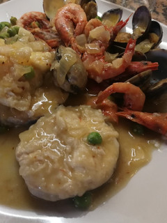 Una foto de Merluza con gambas y almejas