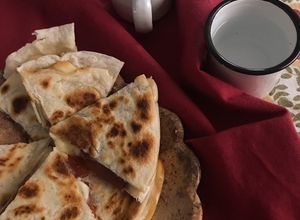 Una foto de Sincronizada de queso ahumado y ate de membrillo