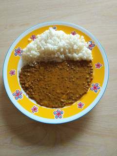 Una foto de Lentejas al curry con arroz blanco