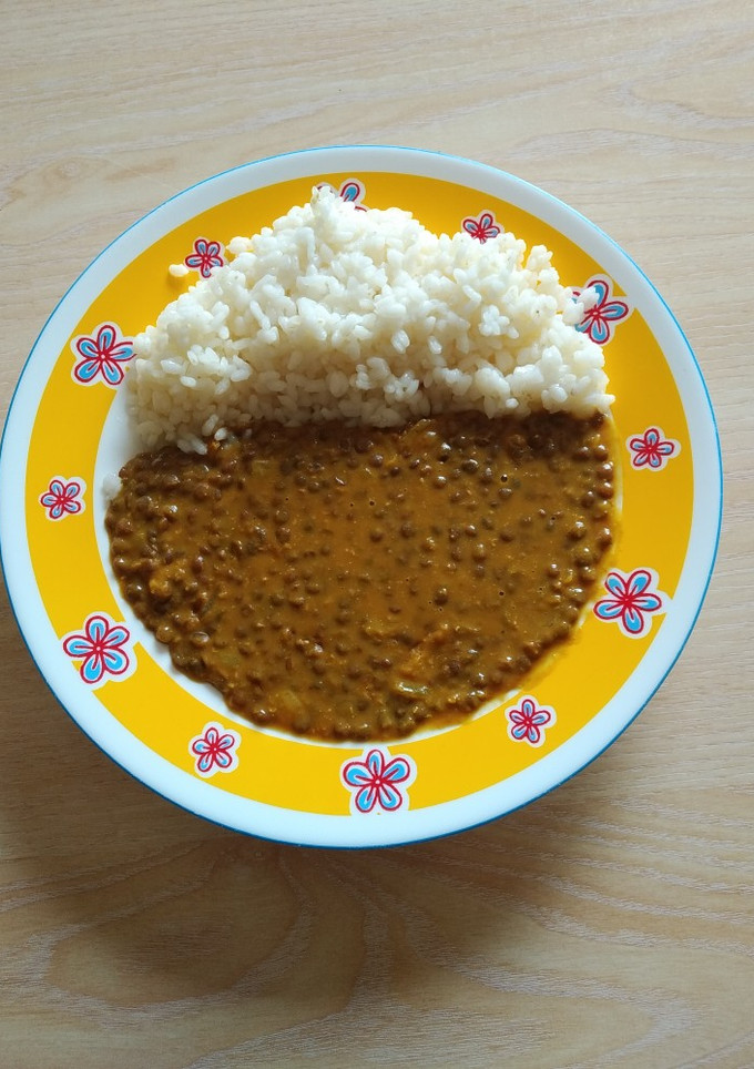 Una foto de Lentejas al curry con arroz blanco