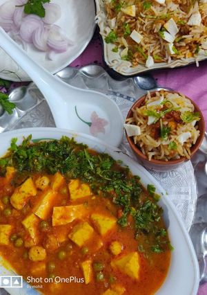 A picture of Matar paneer.