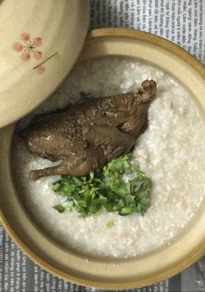 Hình của món Cháo cút thịt băm nồi đất mang tên Pi.
