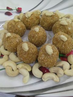 चुरमा लाडू (churma ladoo recipe in marathi) रेसिपी चे मुख्य फोटो