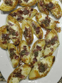 Una foto de Barcas de patata con jamon y queso
