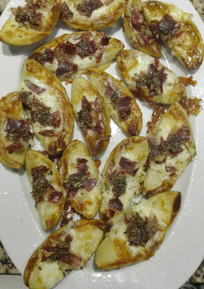 Una foto de Barcas de patata con jamon y queso