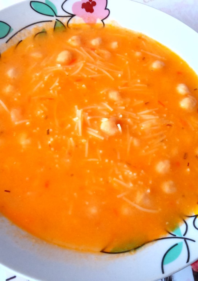 Una foto de Guiso de garbanzos con fideos
