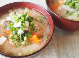 Una foto de Tonjiru, Sopa de miso con cerdo y muchas verduras (豚汁) / Comida japonesa