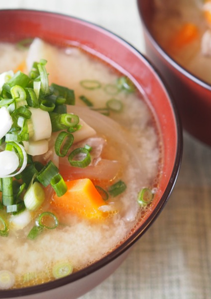 Una foto de Tonjiru, Sopa de miso con cerdo y muchas verduras (豚汁) / Comida japonesa