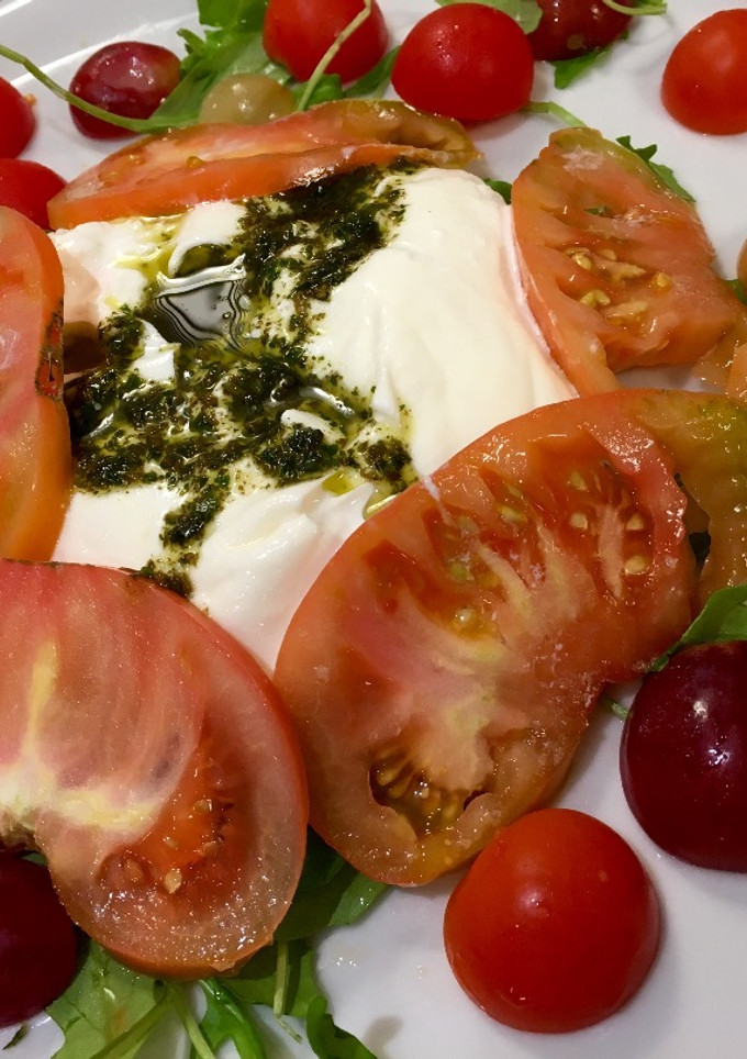 Una foto de Ensalada burrata