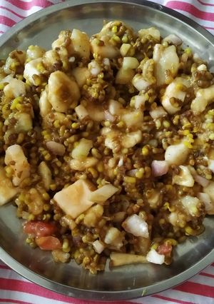 A picture of Moth chaat.