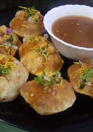 A picture of Crispy street style gol gappay (pani Puri).
