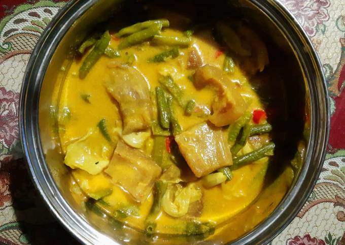 Gulai kulit sapi ala masakan padang