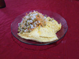 Omelette con queso y guarnición