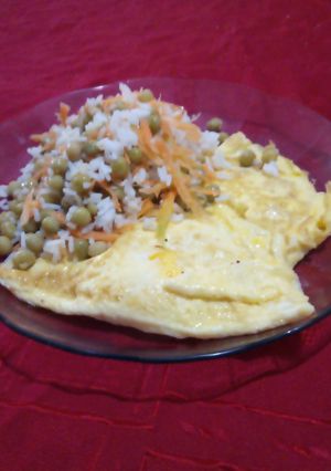 Una foto de Omelette con queso y guarnición