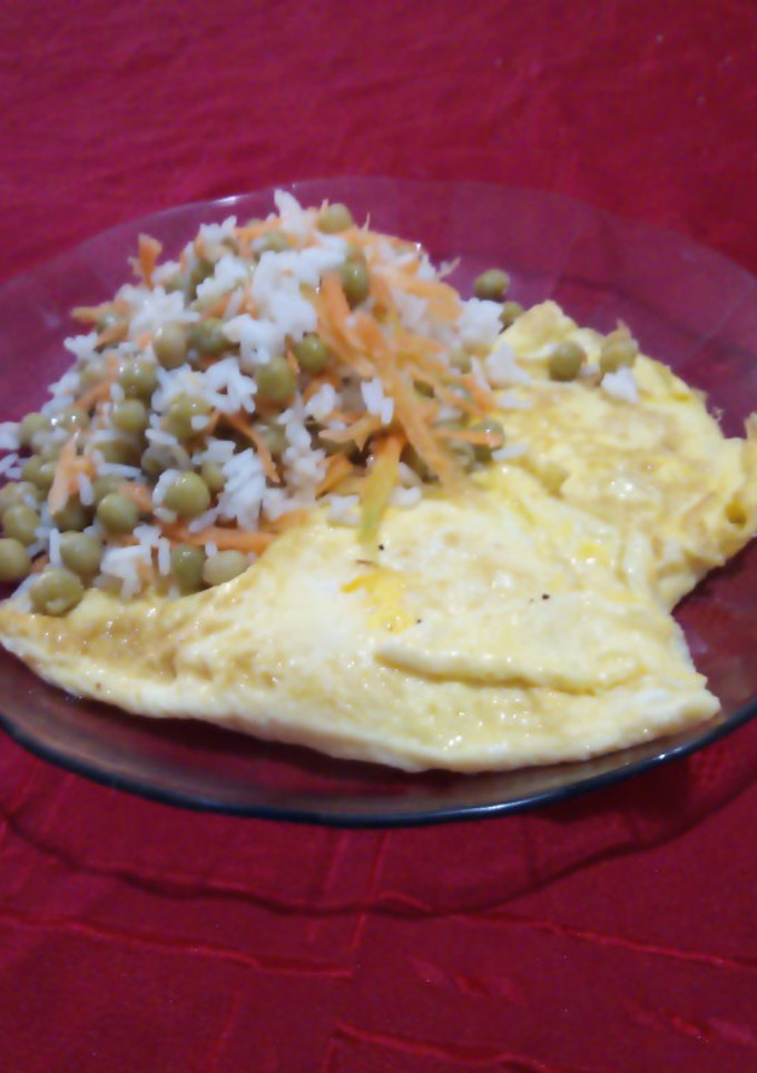 Una foto de Omelette con queso y guarnición