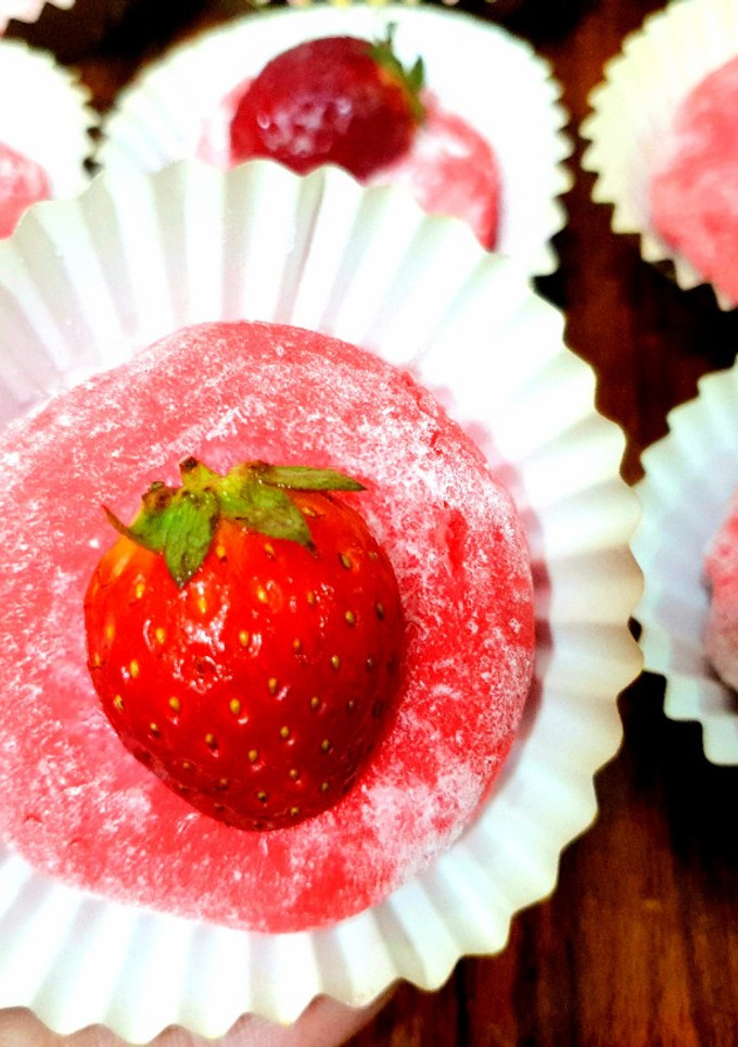 صورة لوصفة موتشي الفراولة بطحين الأرز المصري 🍓