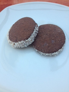 Una foto de Alfajores de chocolate y dulce de leche Thermomix