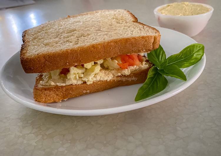 How to Make Homemade Scrambled egg on Hummus toast