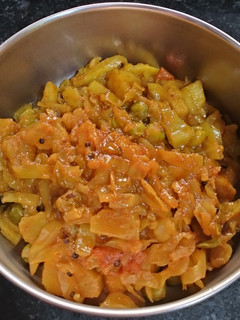 કોબી બટાકા વટાણા નું શાક (Kobi Bataka Vatna Shak Recipe In Gujarati) રેસીપી મુખ્ય ફોટો
