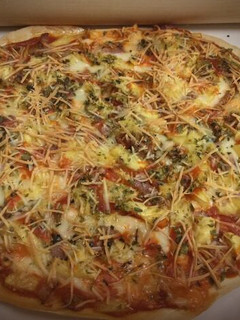 Una foto de Pizza hawaiana extrafina🍕🍍🥓