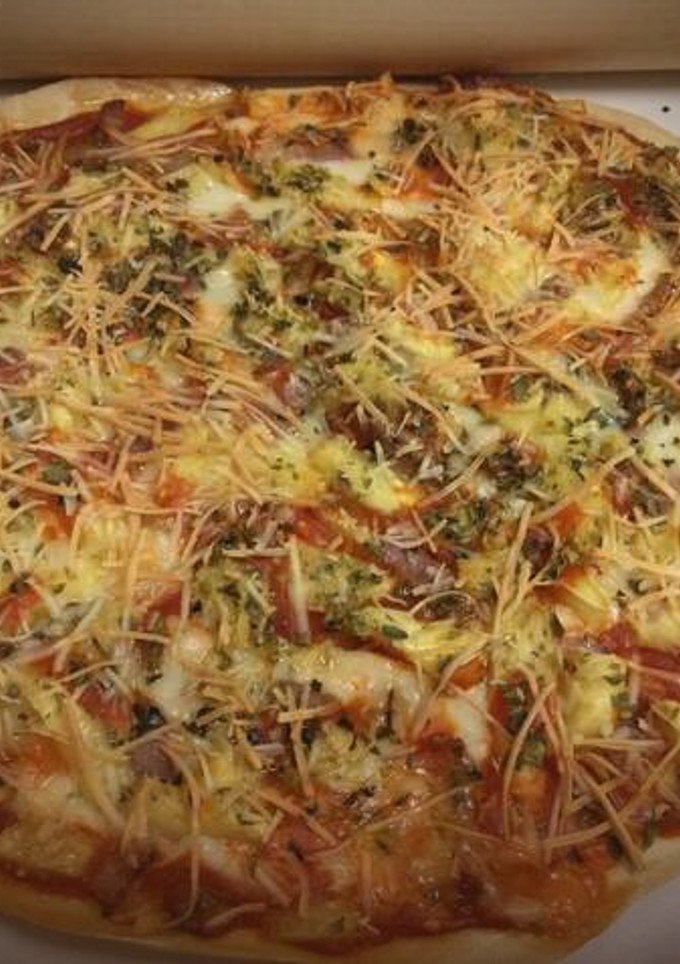 Una foto de Pizza hawaiana extrafina🍕🍍🥓