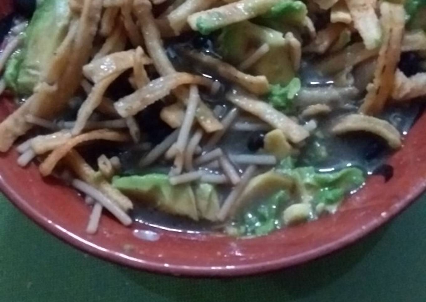 Sopa de fideo con frijoles y tiras de tortillas fritas