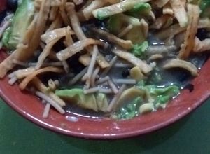 Una foto de Sopa de fideo con frijoles y tiras de tortillas fritas