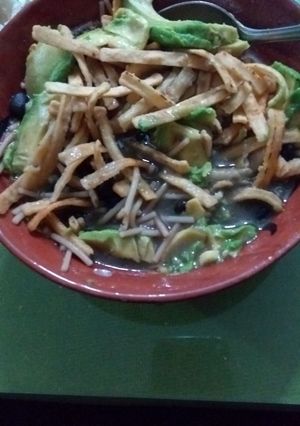 Una foto de Sopa de fideo con frijoles y tiras de tortillas fritas