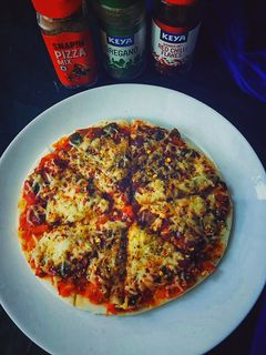 पिज़्ज़ा (Pizza recipe in hindi) रेसिपी मुख्य फोटो