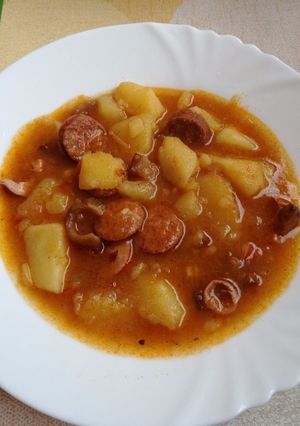 Paprikás krumpli, füstölt kolbásszal recept fotója