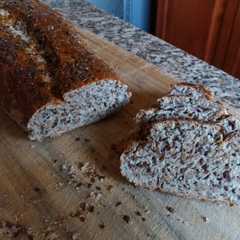 A picture of Pan casero con semillas de lino y harina integral 🍞.