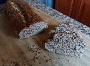 Una foto de Pan casero con semillas de lino y harina integral 🍞