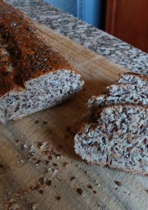 Una foto de Pan casero con semillas de lino y harina integral 🍞