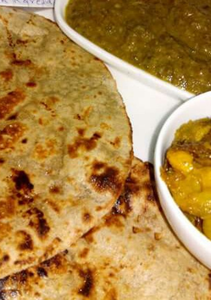 A picture of Hara palak ka saag, bajra roti with kanda karela.