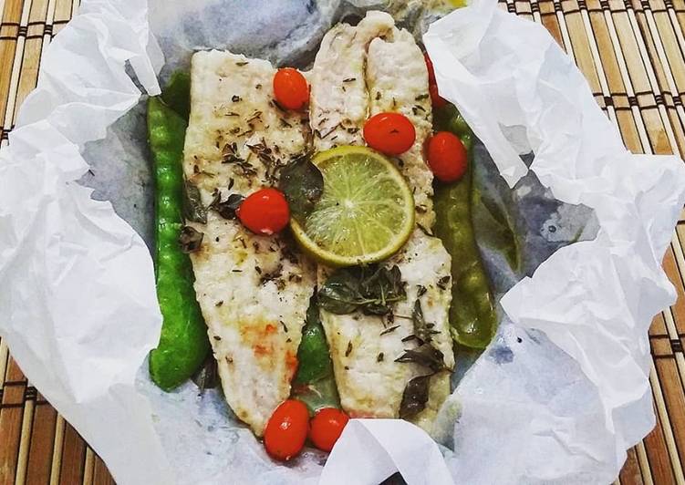 Peixe Na Cama De Ervilhas Tortas Assado No Papillote