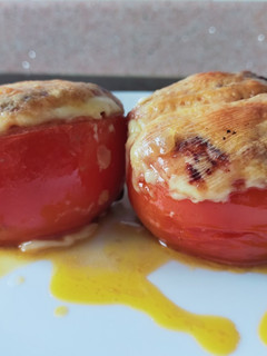 Una foto de Tomates rellenos de carne y verduras con costron de queso