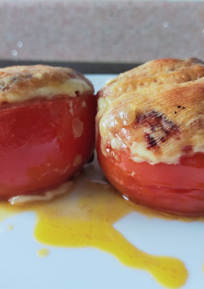 Una foto de Tomates rellenos de carne y verduras con costron de queso