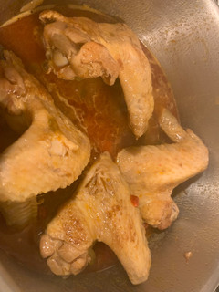 Una foto de Alas de pollo guisadas