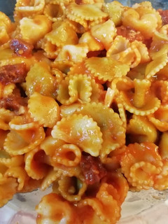 Una foto de Macarrones con chorizo rojo