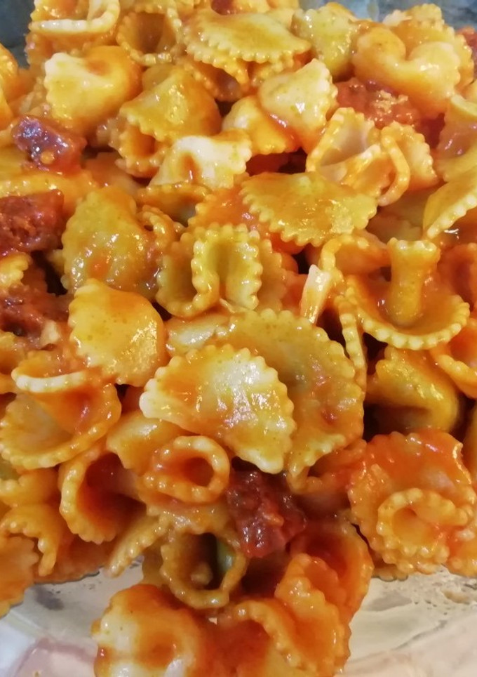 Una foto de Macarrones con chorizo rojo