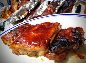 Una foto de Costillitas BBQ en horno eléctrico y salsa casera ❤️