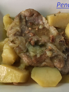 Una foto de Chuletas de cerdo con frutos secos en salsa