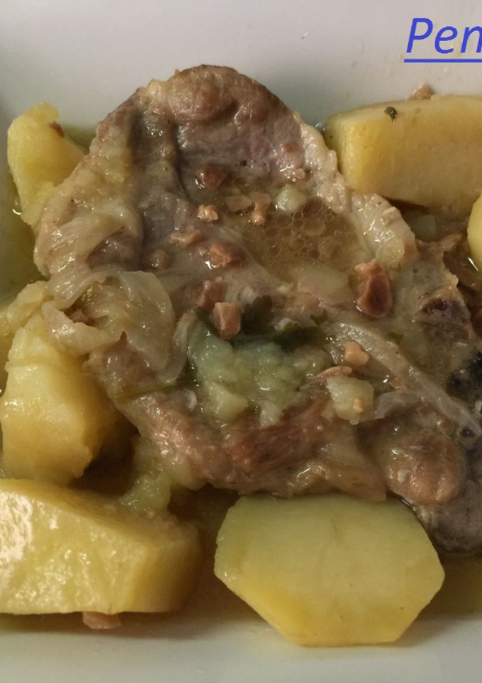 Una foto de Chuletas de cerdo con frutos secos en salsa