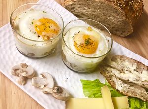 Une photo de Œuf cocotte champignon/comté /ciboulette