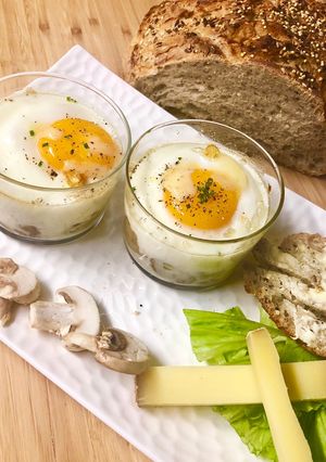 Une photo de Œuf cocotte champignon/comté /ciboulette