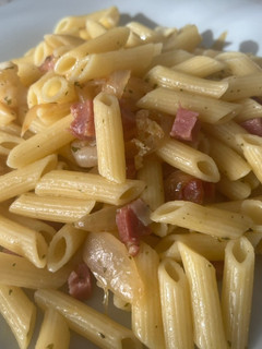 Una foto de Macarrones salteados con jamón y gambas