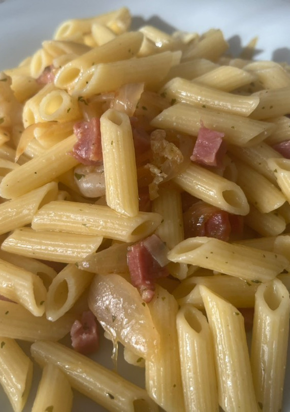 Una foto de Macarrones salteados con jamón y gambas
