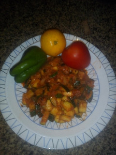 Una foto de Calabacín salteado con tomates y hierbas aromáticas